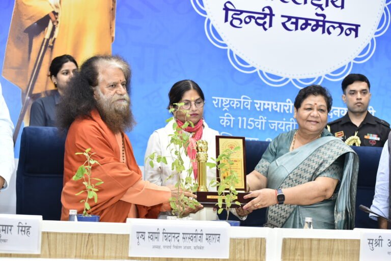 नीदरलैंड से डॉ. पुष्पिता अवस्थी जी को राजभाषा सम्मान से सम्मानित किया गया।
