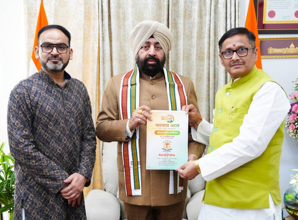 13 अक्टूबर, 2026 देहरादून। उत्तराखंड के राज्यपाल लेफ्टिनेंट जनरल गुरमीत सिंह से आज लोक भवन, देहरादून में विश्व हिंदी परिषद के राष्ट्रीय महासचिव डॉ. बिपिन कुमार  एवं राष्ट्रीय समन्वयक डॉ. श्रवण कुमार ने शिष्टाचार भेंट की।