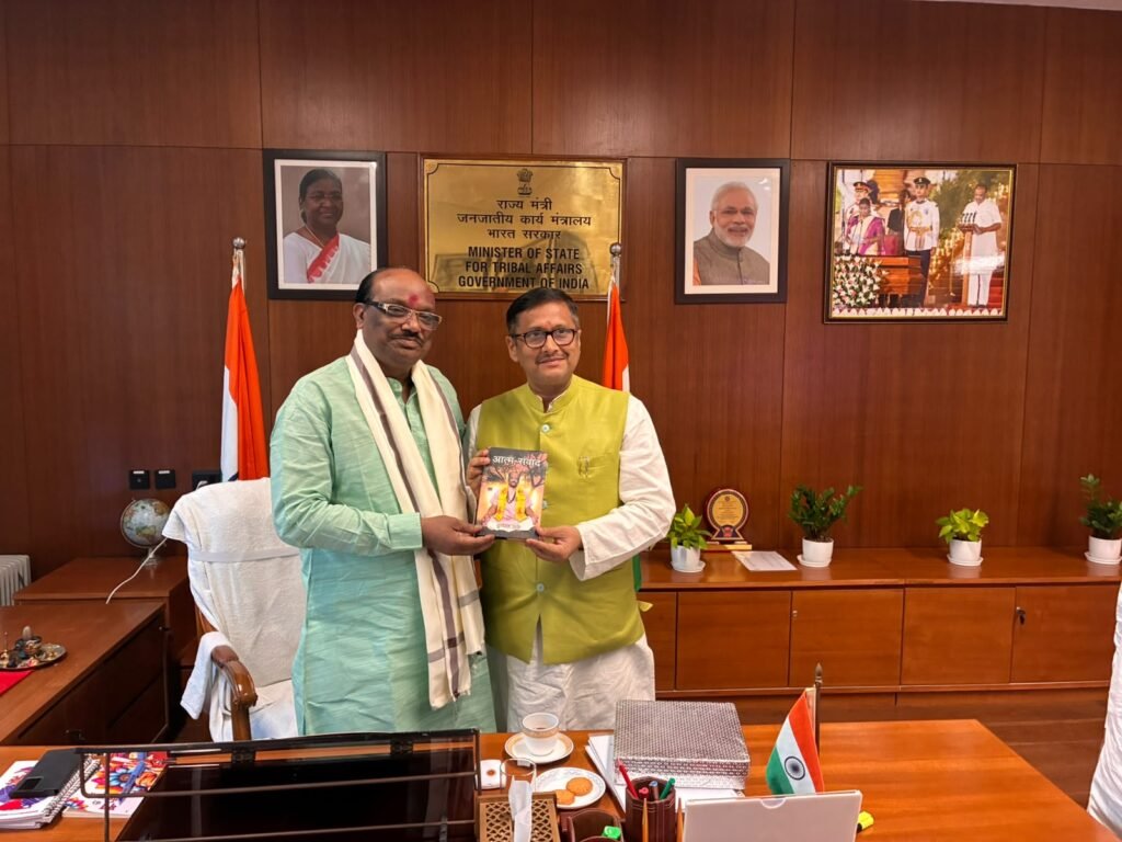 29, सितम्बर, 2026 केंद्रीय जनजातीय कार्य राज्य मंत्री श्री दुर्गादास उइके जी से विश्व हिंदी परिषद के राष्ट्रीय महासचिव डॉ. बिपिन कुमार ने शिष्टाचार भेंट की।